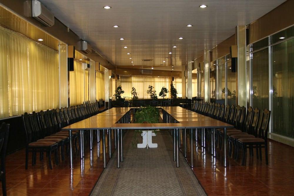 Cosmos Hotel Kişinev Dış mekan fotoğraf